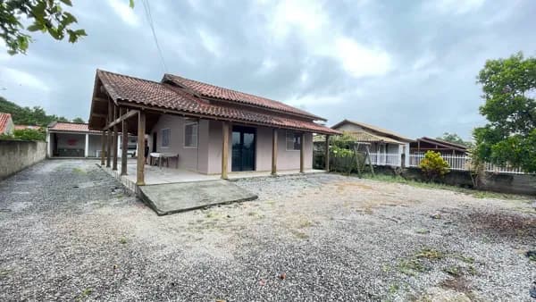 Casa com 3 Quartos, Sendo uma Suíte e Piscina Privativa