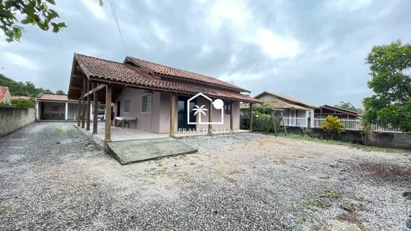 Casa com 3 Quartos, Sendo uma Suíte e Piscina Privativa