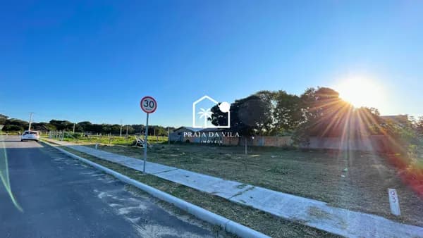 Terreno Plano a 400m da Praia da Vila em Loteamento Planejado
