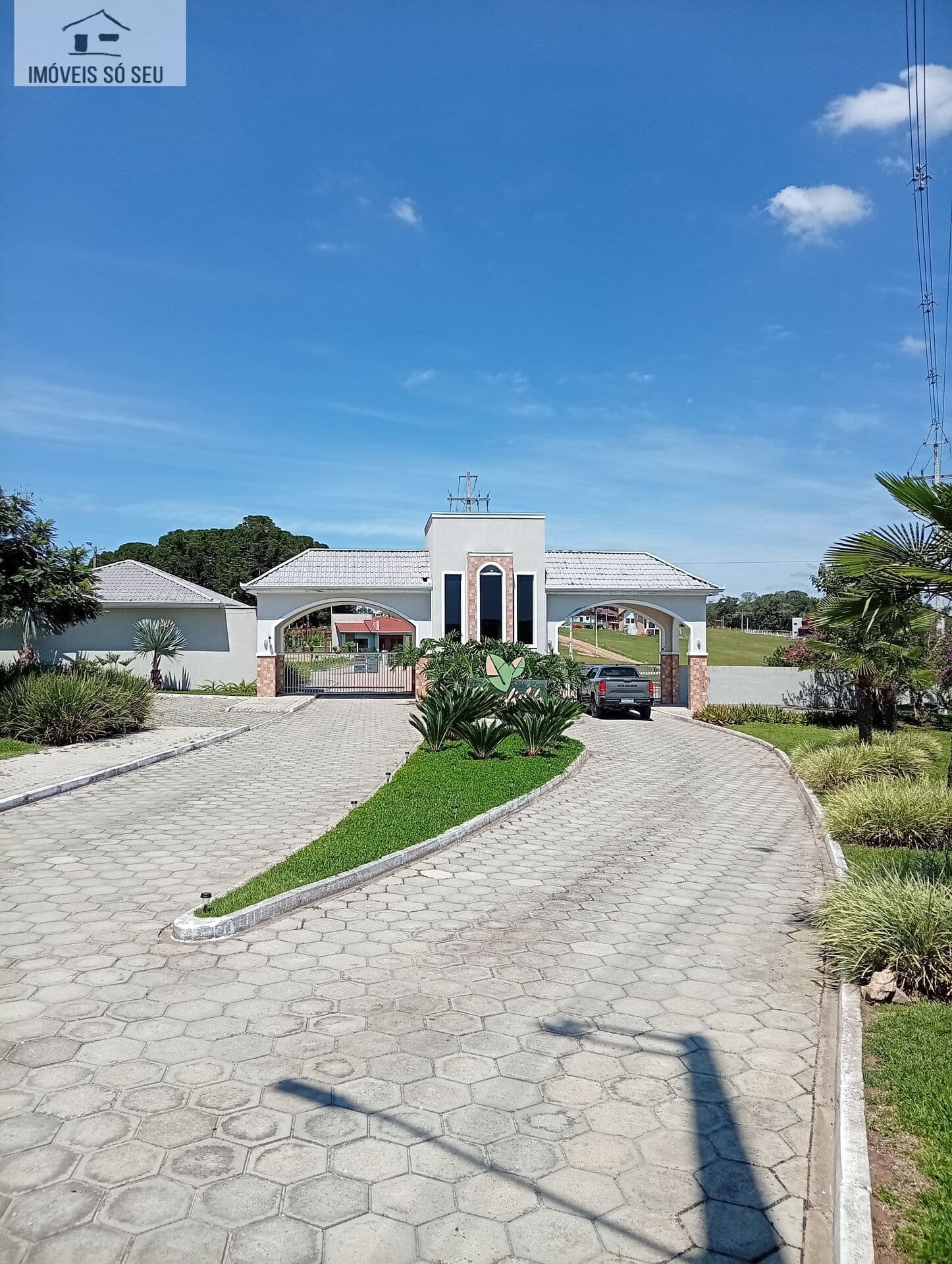 Casa Mobiliada em Condomínio de Alto Padrão.