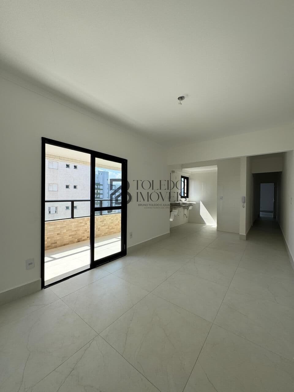 Apartamento 2 Dormitórios sendo 1 suíte a 200 metros do mar no bairro Caiçara - Praia Grande