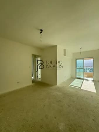 Apartamento de 2 dormitórios sendo 1 suíte, prédio frente mar no bairro Vila Mirim - Praia Grande
