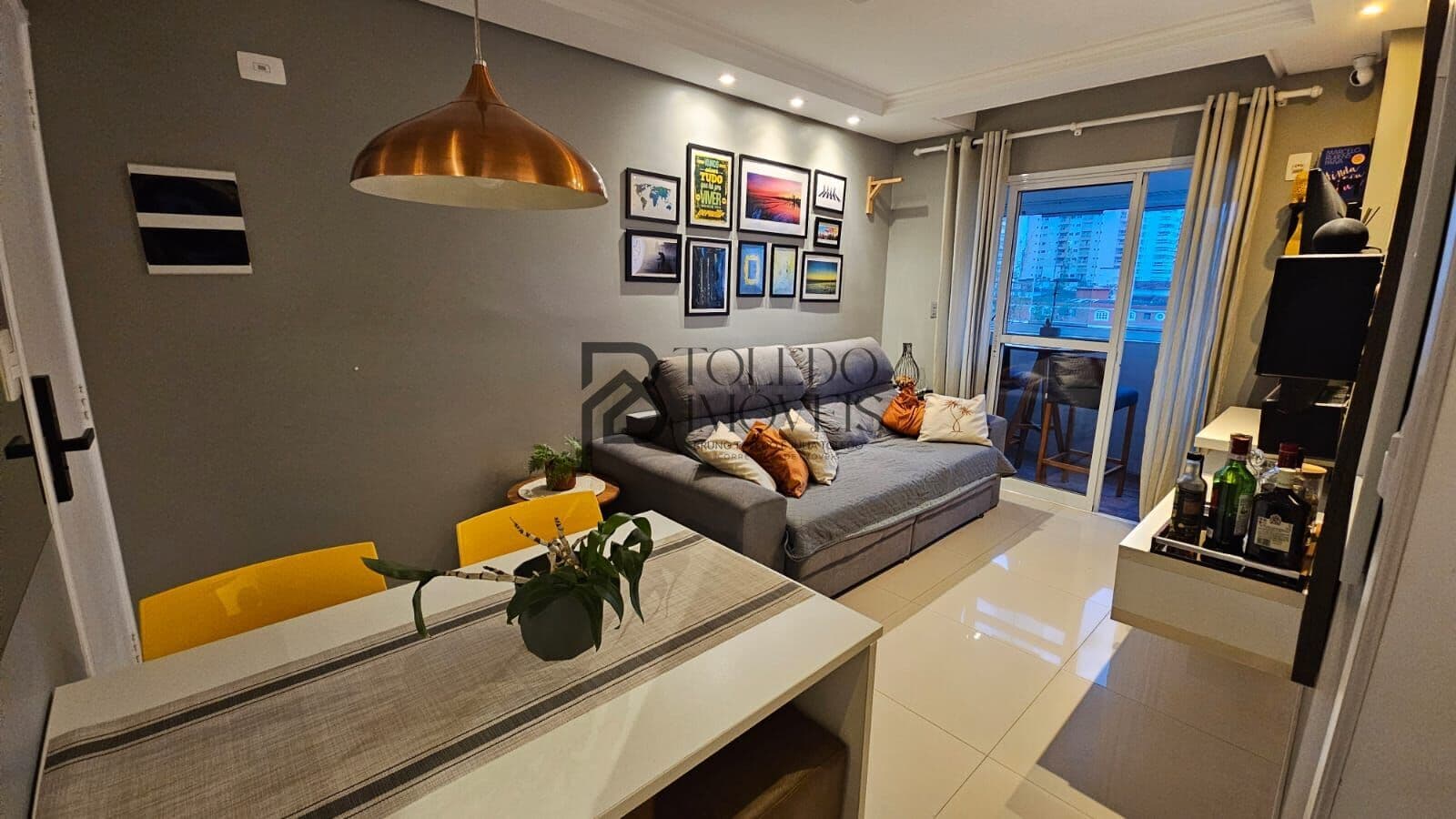 Apartamento 2 Dormitórios sendo 1 suíte no Bairro Guilhermina, Praia Grande!
