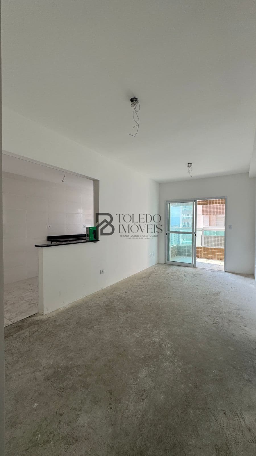 Apartamento de 2 dormitórios sendo 1 suíte e com laser de clube no bairro Boqueirão - Praia Grande