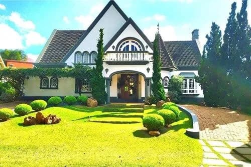 Residência de Alto Padrão com Valor Histórico — Exclusividade, Arte e Sofisticação