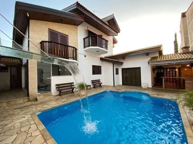 Sobrado Clássico com 340 m² – Elegância e Conforto em Bairro Arborizado