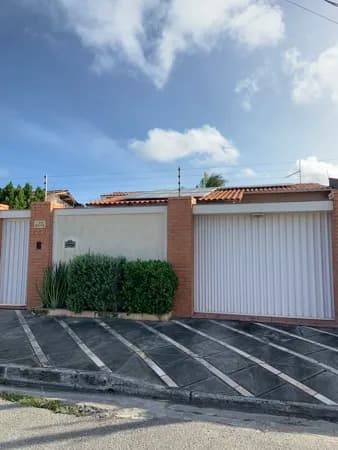 Casa com 3 quartos e 250m² em rua tranquila na Jacarecica.