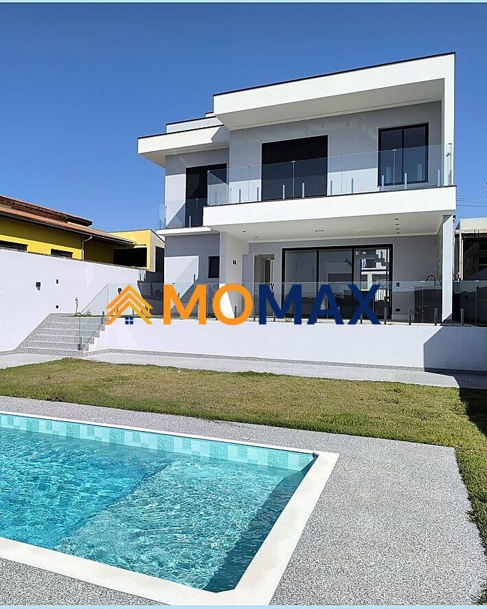 Casa de Alto Padrão Disponível para Venda em Condomínio Clube.