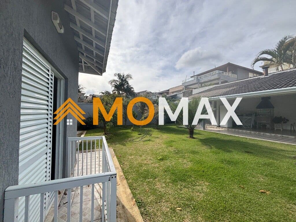 Casa disponível para Venda em Condomínio.