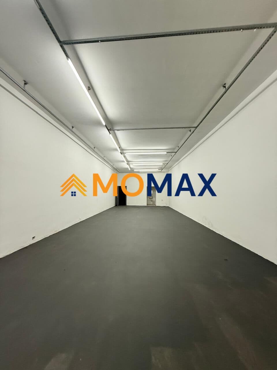 Ponto Comercial Amplo e Versátil com 4 Banheiros e Terraço