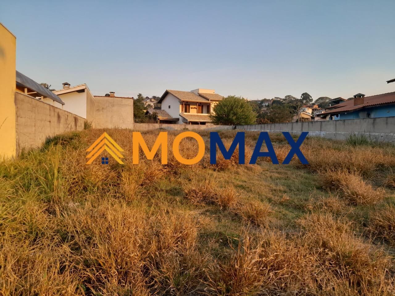 Terreno a Venda em Condomínio.