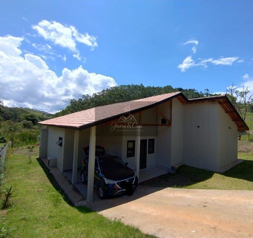 Charmosa Chácara com 1.000m² com 03 suites em Santo Antonio do Pinhal