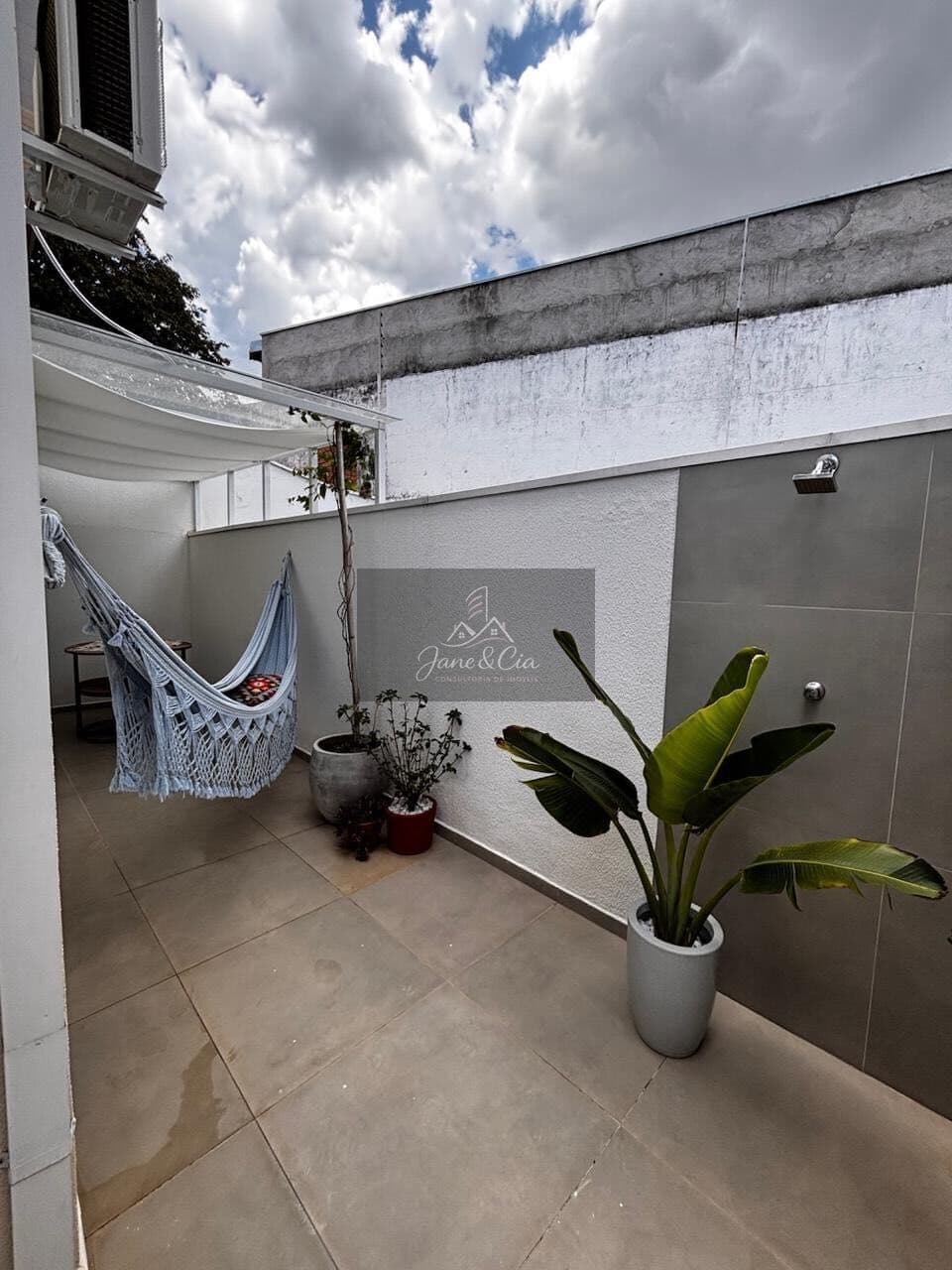 Charmoso sobrado com 03 dormitorios no condomínio Villa Felicita em Taubaté