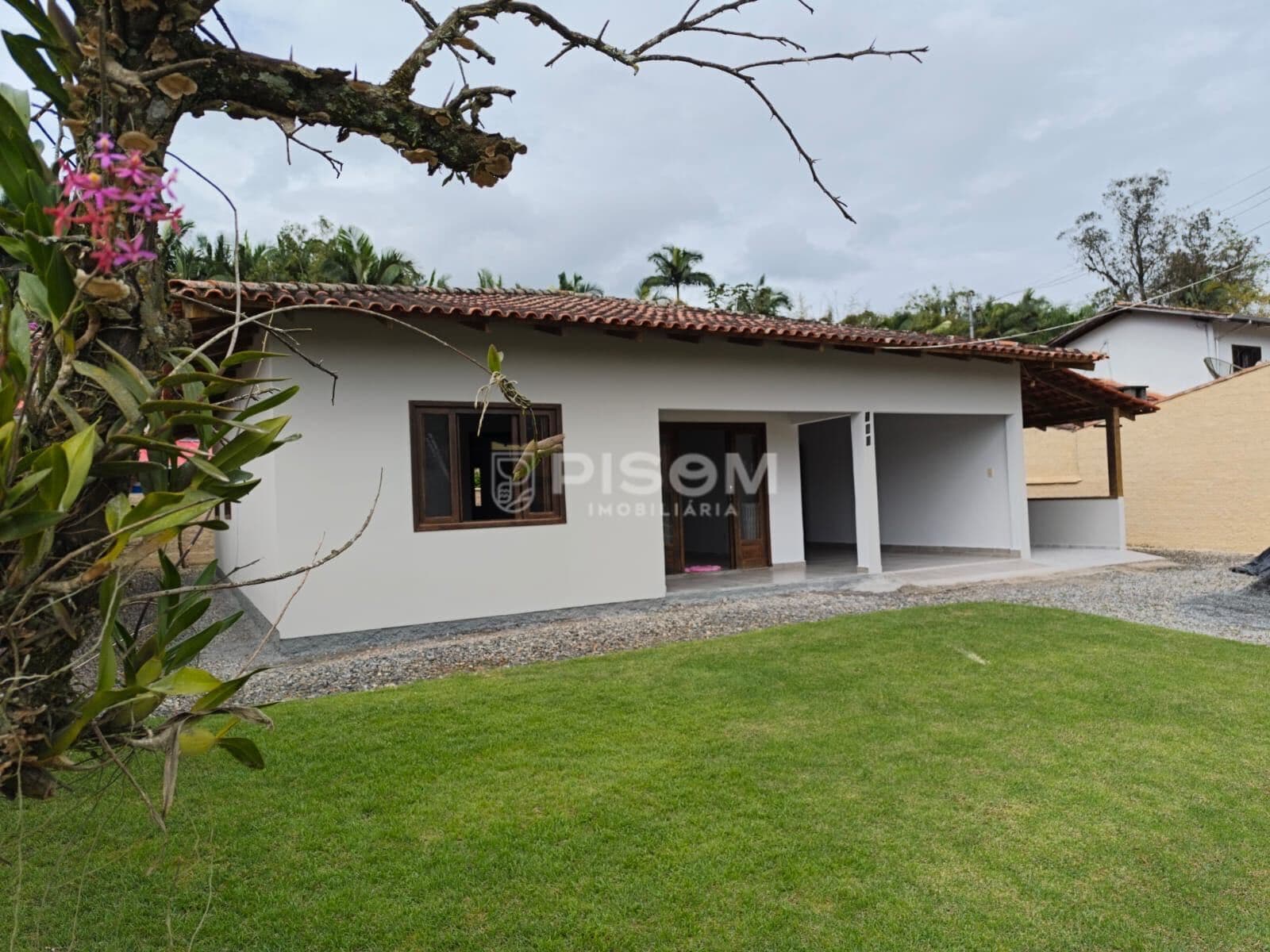 LINDA CASA A VENDA SOZINHA NO TERRENO