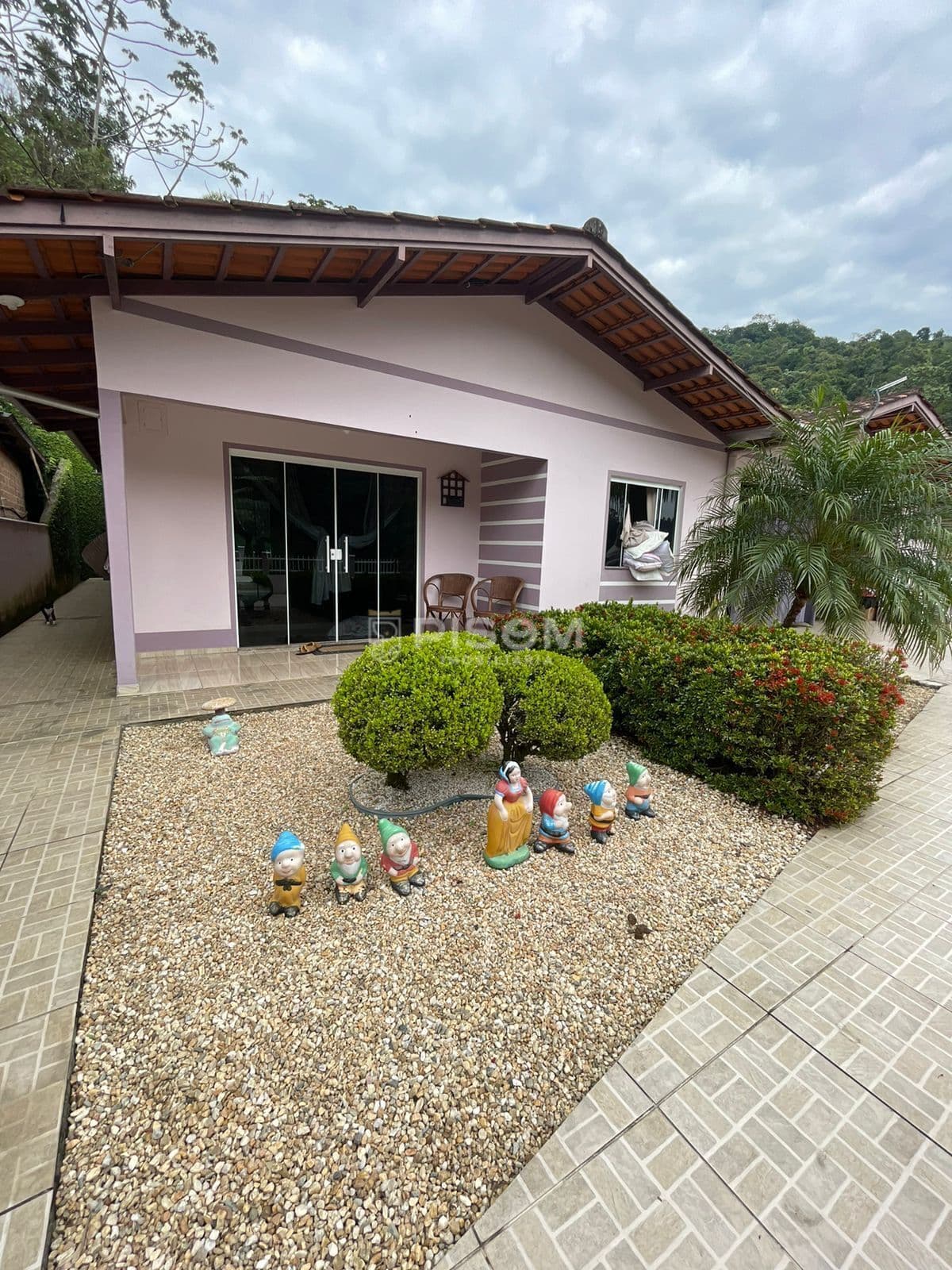 DUAS CASAS NO MESMO TERRENO NO BAIRRO AZAMBUJA