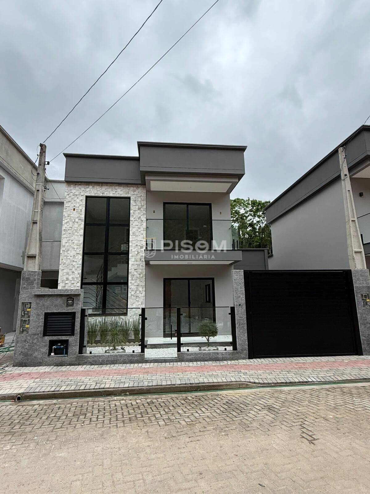Casa moderna com 2 suítes e alto padrão de acabamento