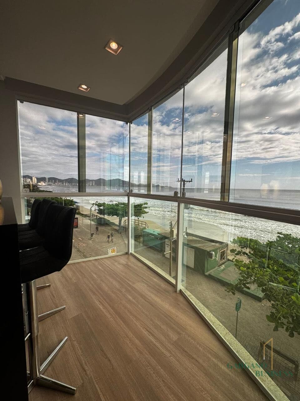 Apartamento frente mar no bairro Meia Praia - Itapema/SC