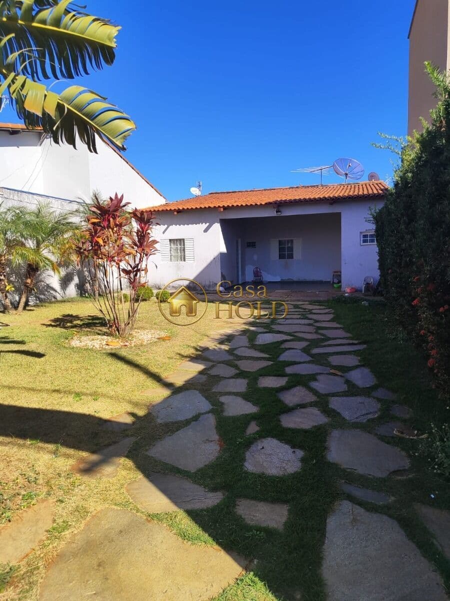 Casa em terreno sozinho no Bairro Granada