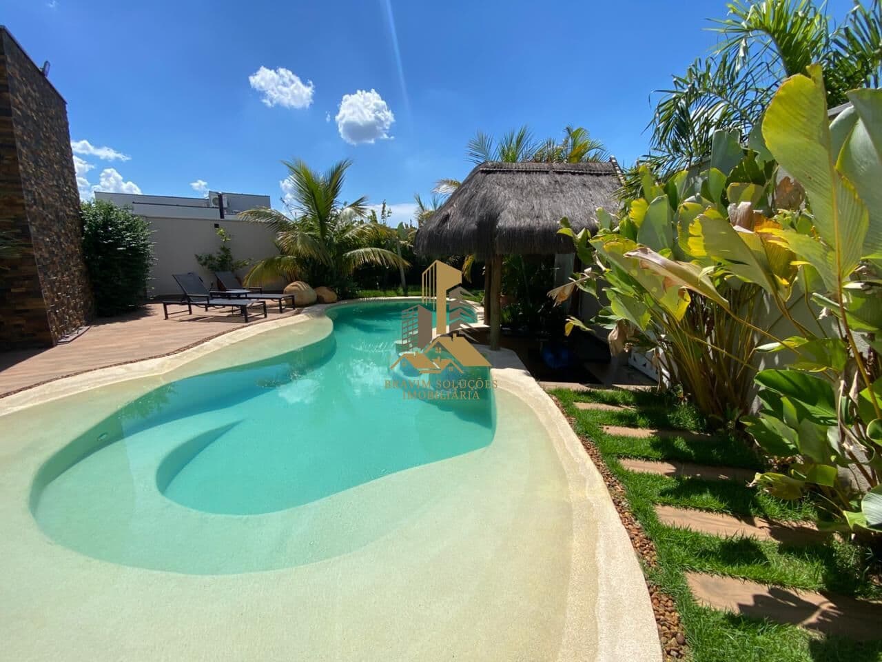 Um Refúgio Exclusivo com Piscina Praia para Viver Todos os dias