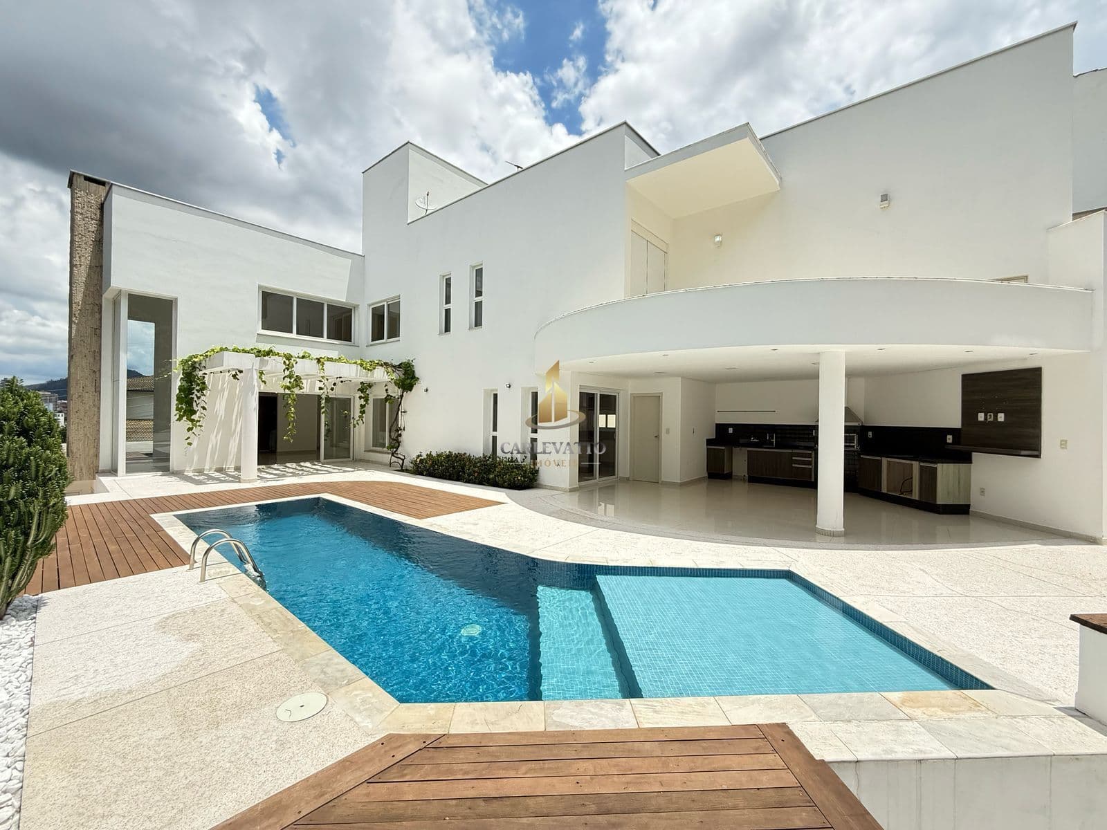 CASA NO CONDOMÍNIO- AMPARO, SP!