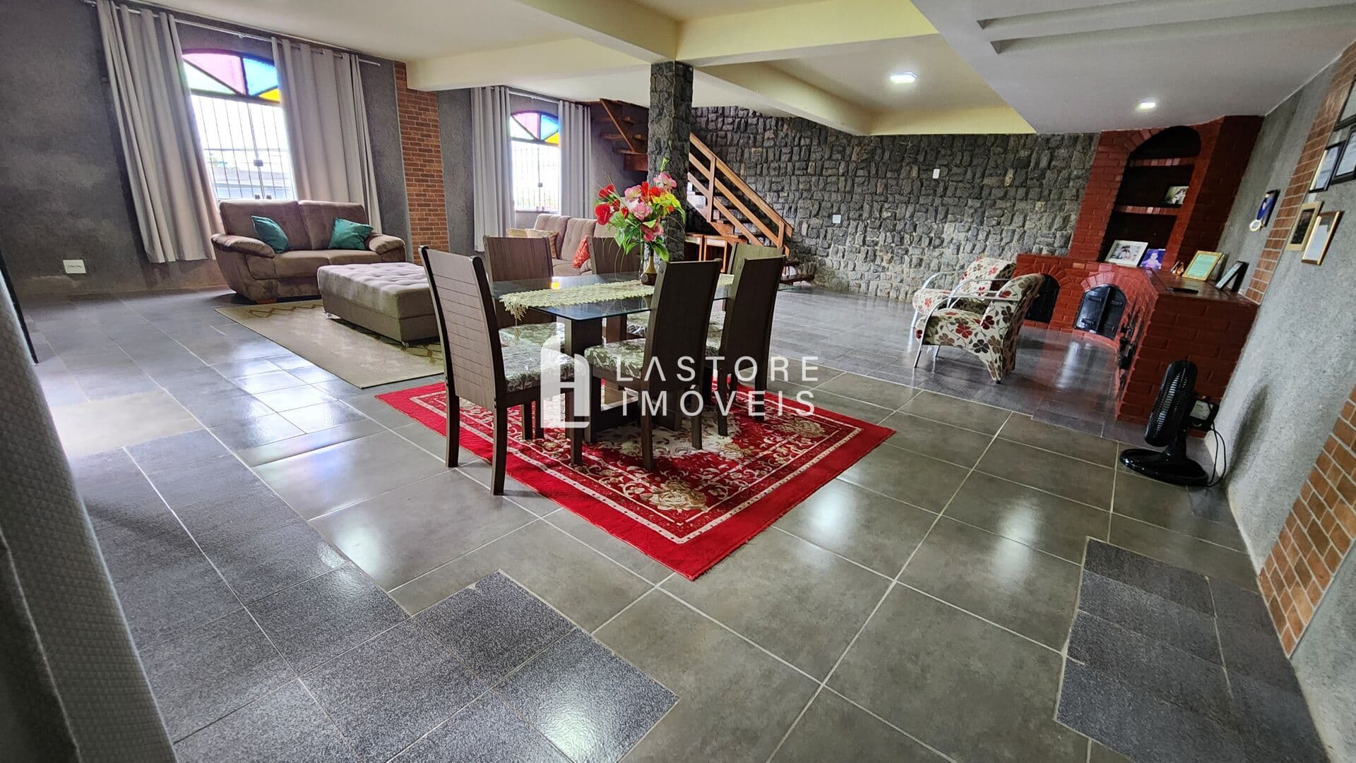 OPORTUNIDADE! CASA DUPLEX 4 QUARTOS, SENDO 1 SUÍTE À VENDA