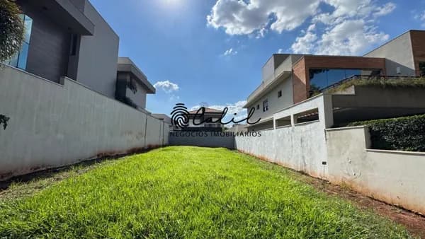 Terreno localizado no condominío Figueira Branca, com 302,50m²