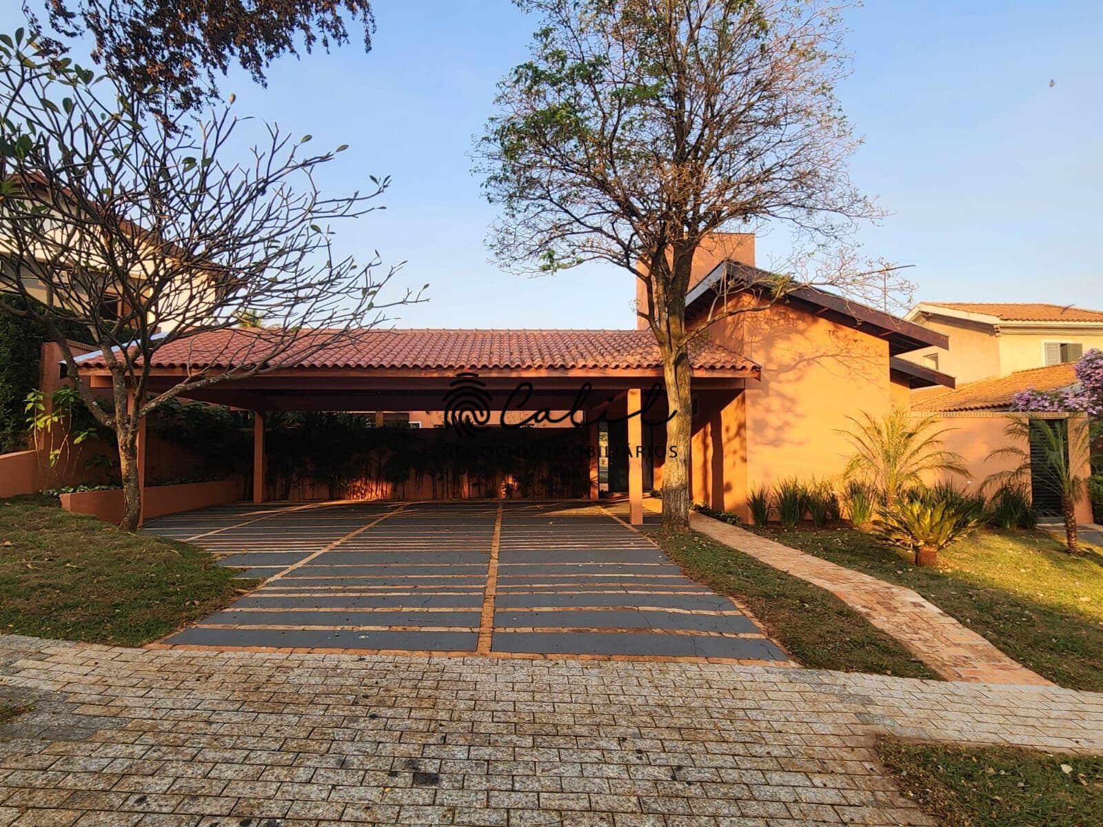 Casa de Alto Padrão para Locação no Condomínio Gênova – 420 m² | 5 Dormitórios | Piscina