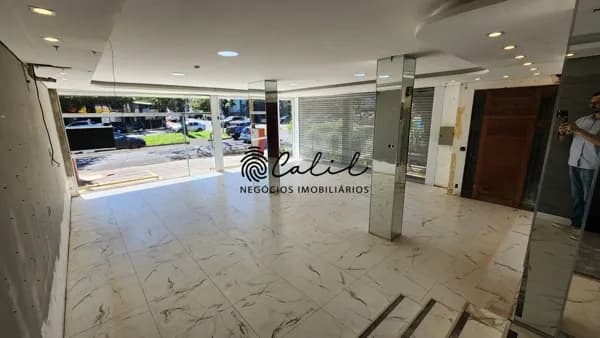Casa comercial de esquina na Av. Prof. João Fiusa com 358 m² construídos e alta visibilidade