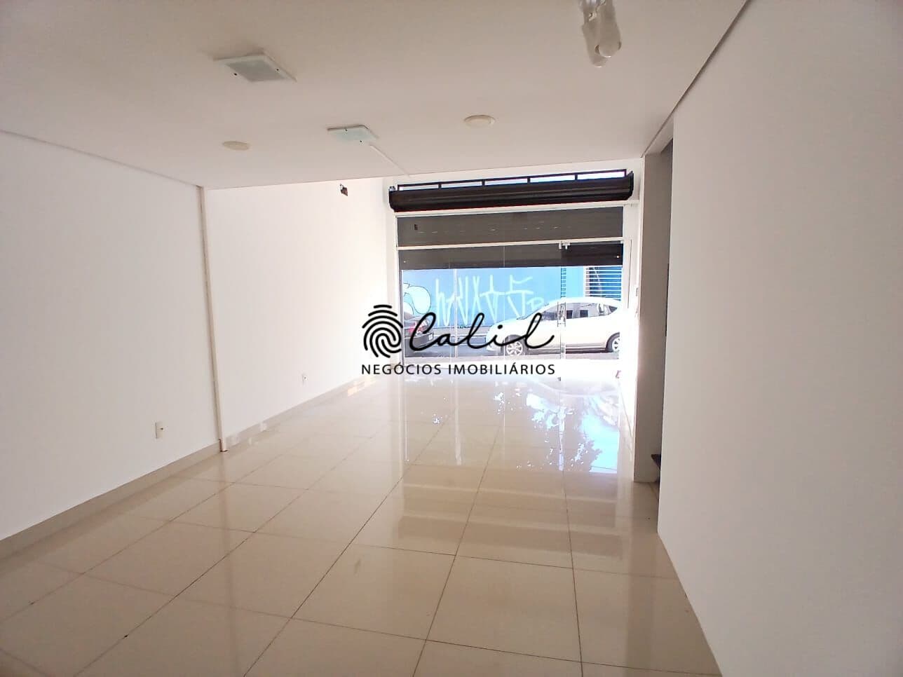 Loja Comercial para Locação no Centro com Vitrine, Mezanino e 40m² de Área Útil