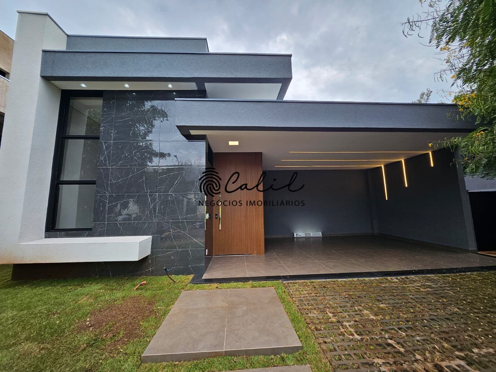 Casa térrea no Alphaville I com 4 suítes e pé-direito alto, 252,48 m² de construção
