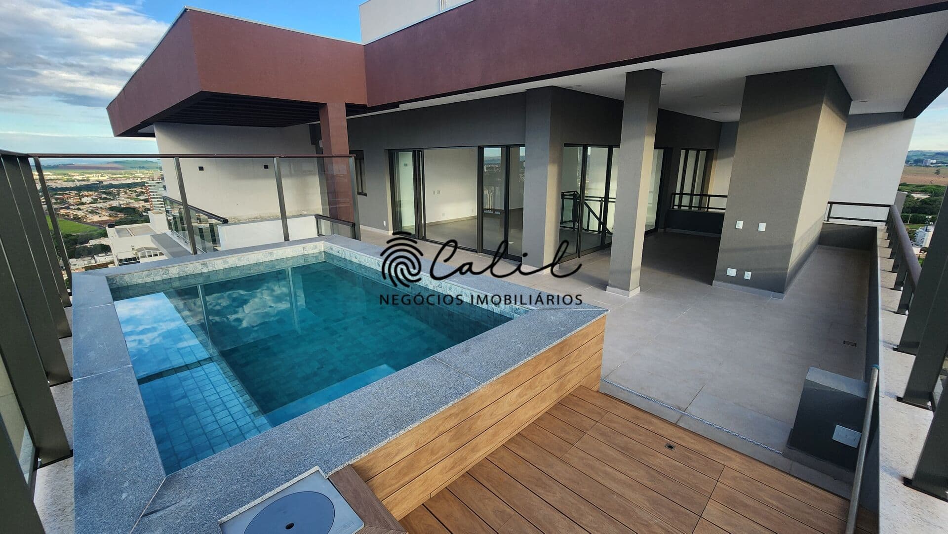 Cobertura duplex no Jardim Botânico com pé-direito duplo e terraço com piscina – 369,85 m²