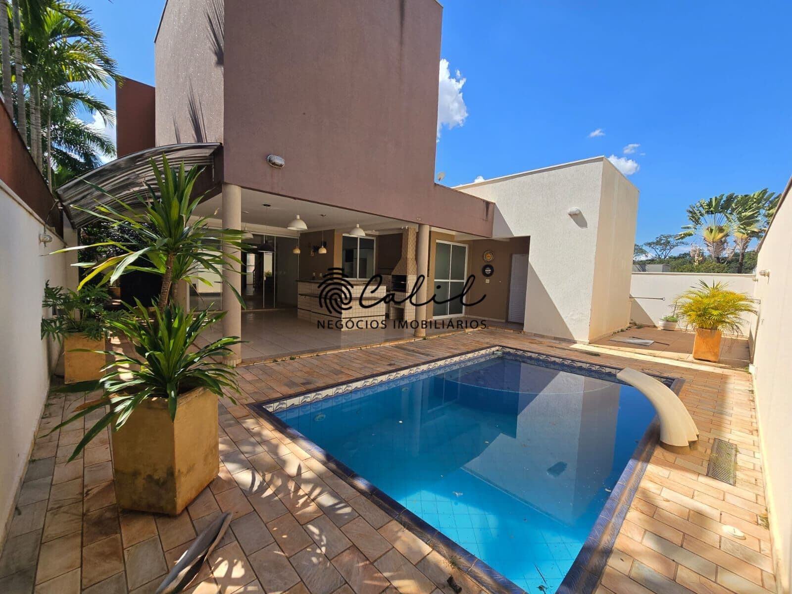 Casa sobrado em condomínio para locação no Recreio das Acácias com 347 m² de área construída e varanda gourmet
