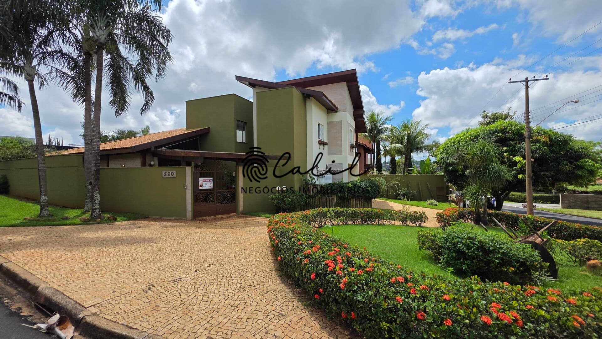 Casa em condomínio Royal Park com área de lazer completa e 485 m² de construção