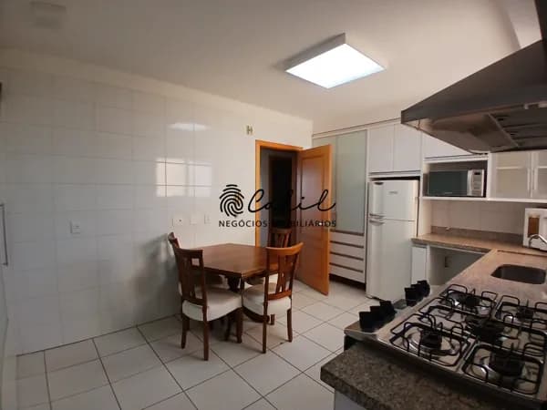Apartamento no Edifício Dinamarca, com 137 m², 3 suítes, sacada e 2 vagas paralelas cobertas