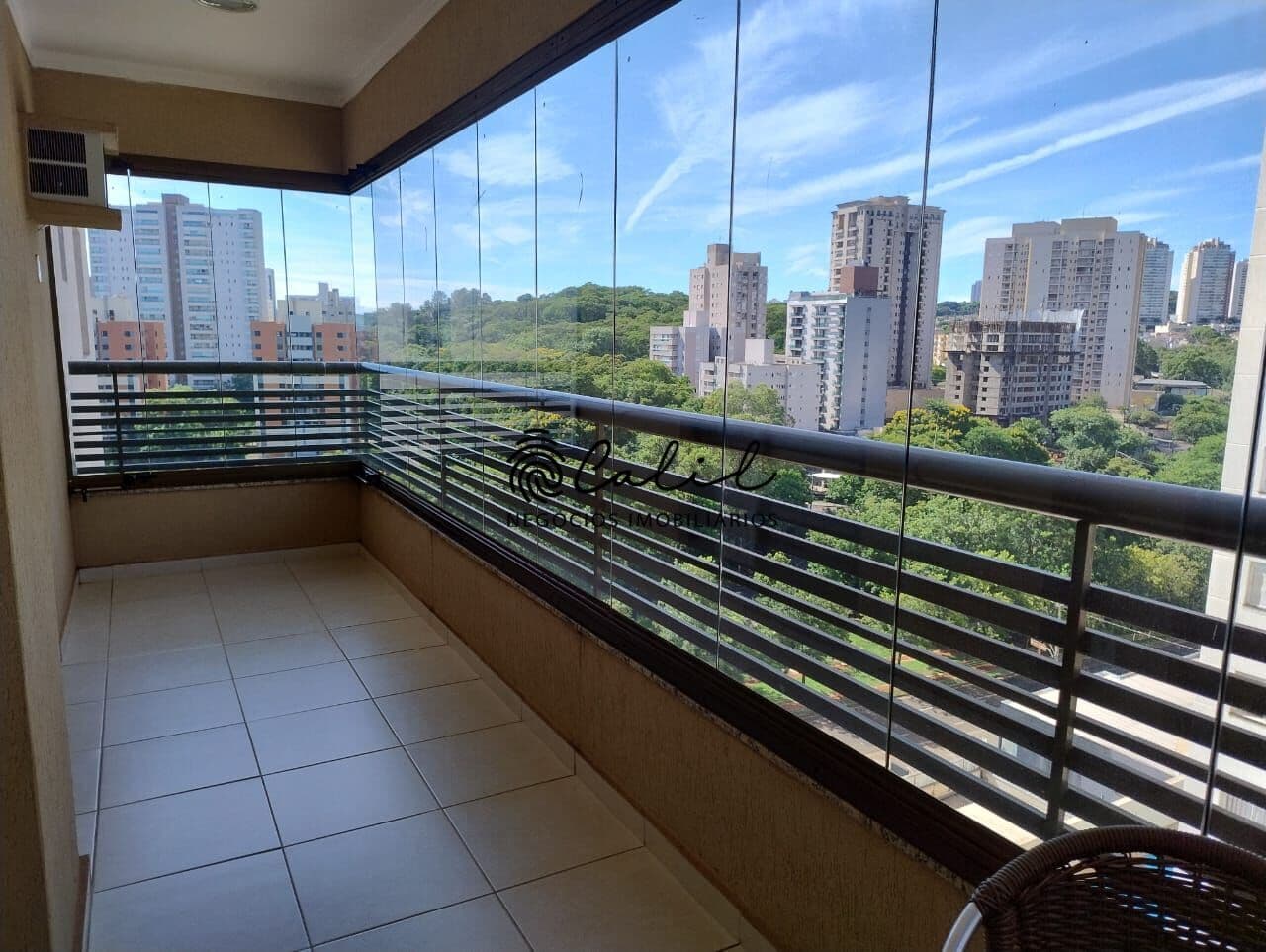 Apartamento no Jardim Botânico com 3 suítes, a poucos metros do Parque Raya e 110 m² de área útil