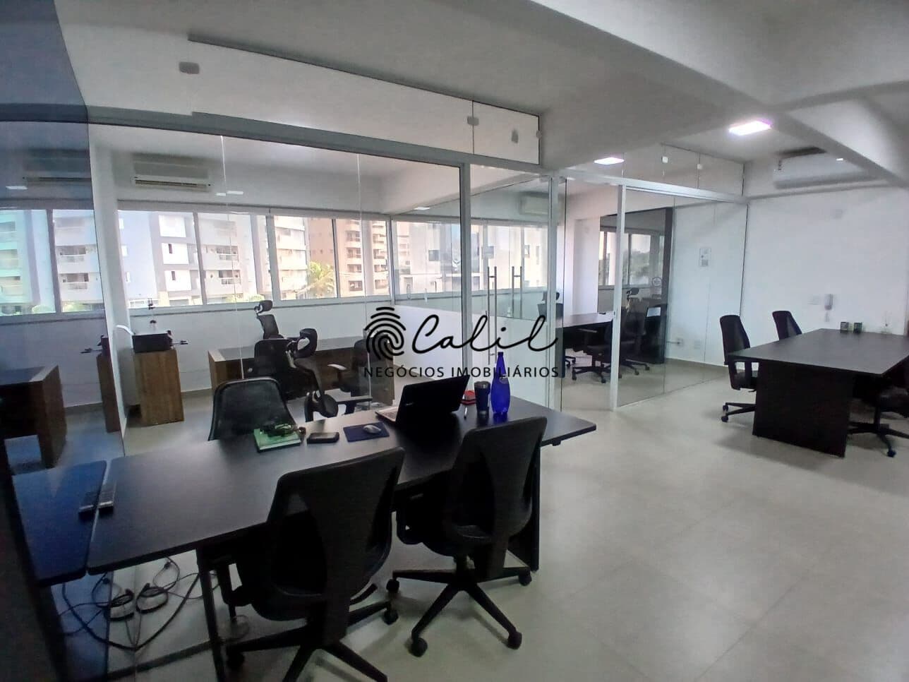 Sala comercial no Jardim Botânico em prédio com portaria e elevador, 84,13 m², reformada e com vista livre