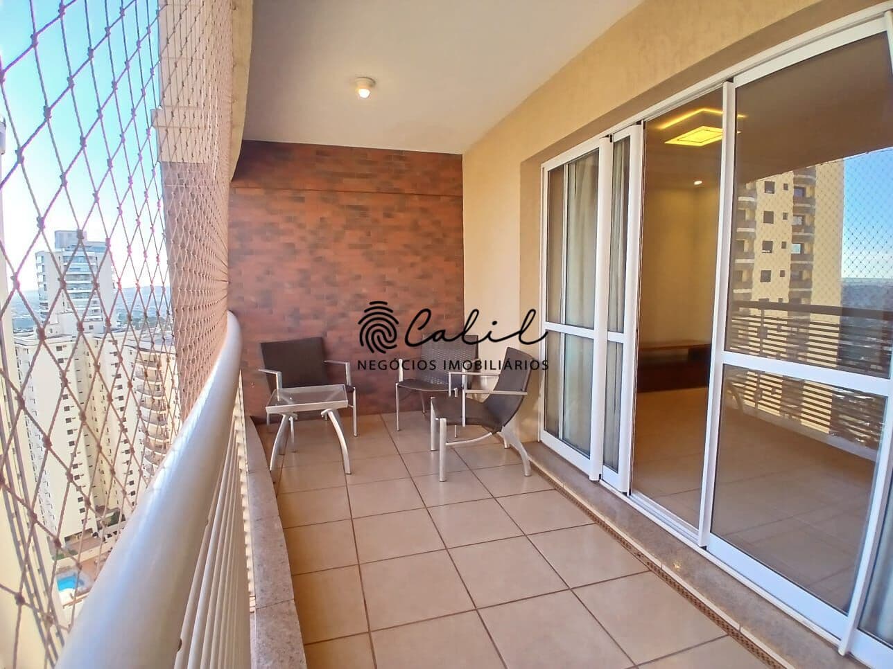 Apartamento no Jardim Irajá com 137 m², 3 suítes, sacada e 2 vagas paralelas cobertas