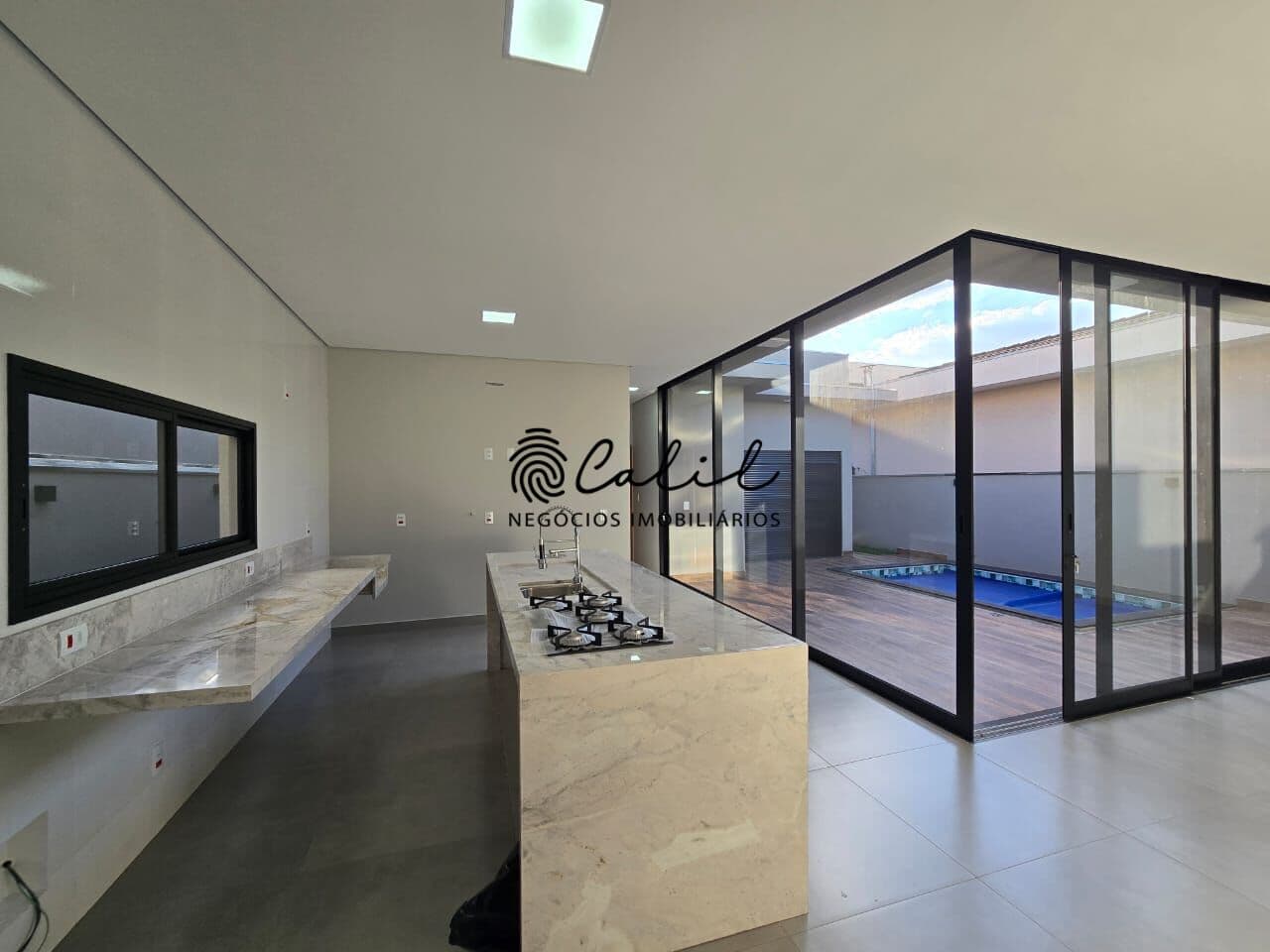 Casa em condomínio à venda no Quinta da Primavera – Praça das Flores – 250 m² construídos com 3 suítes e varanda gourmet com piscina