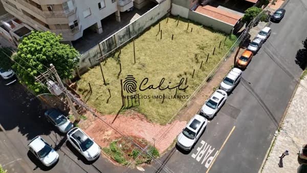 Terreno de esquina à venda no Jardim Irajá com topografia plana e 316,5 m²