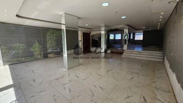Casa comercial de esquina na Av. Prof. João Fiusa com 358 m² construídos e excelente visibilidade