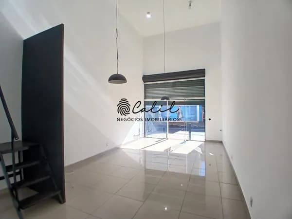 Loja Comercial para Locação no Centro com Vitrine, Mezanino e 40m² de Área Útil