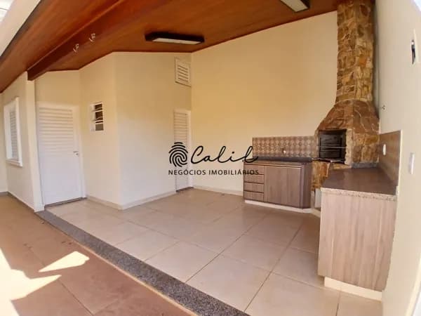 Casa em condomínio no Jardim Interlagos com varanda gourmet e 136m² de área construída