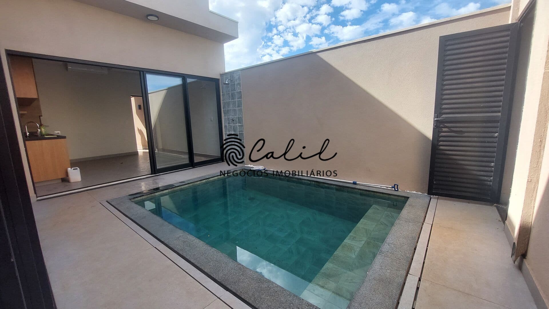 Casa térrea com 3 quartos, piscina e 4 vagas no Residencial Alto do Castelo | Ribeirão Preto/SP