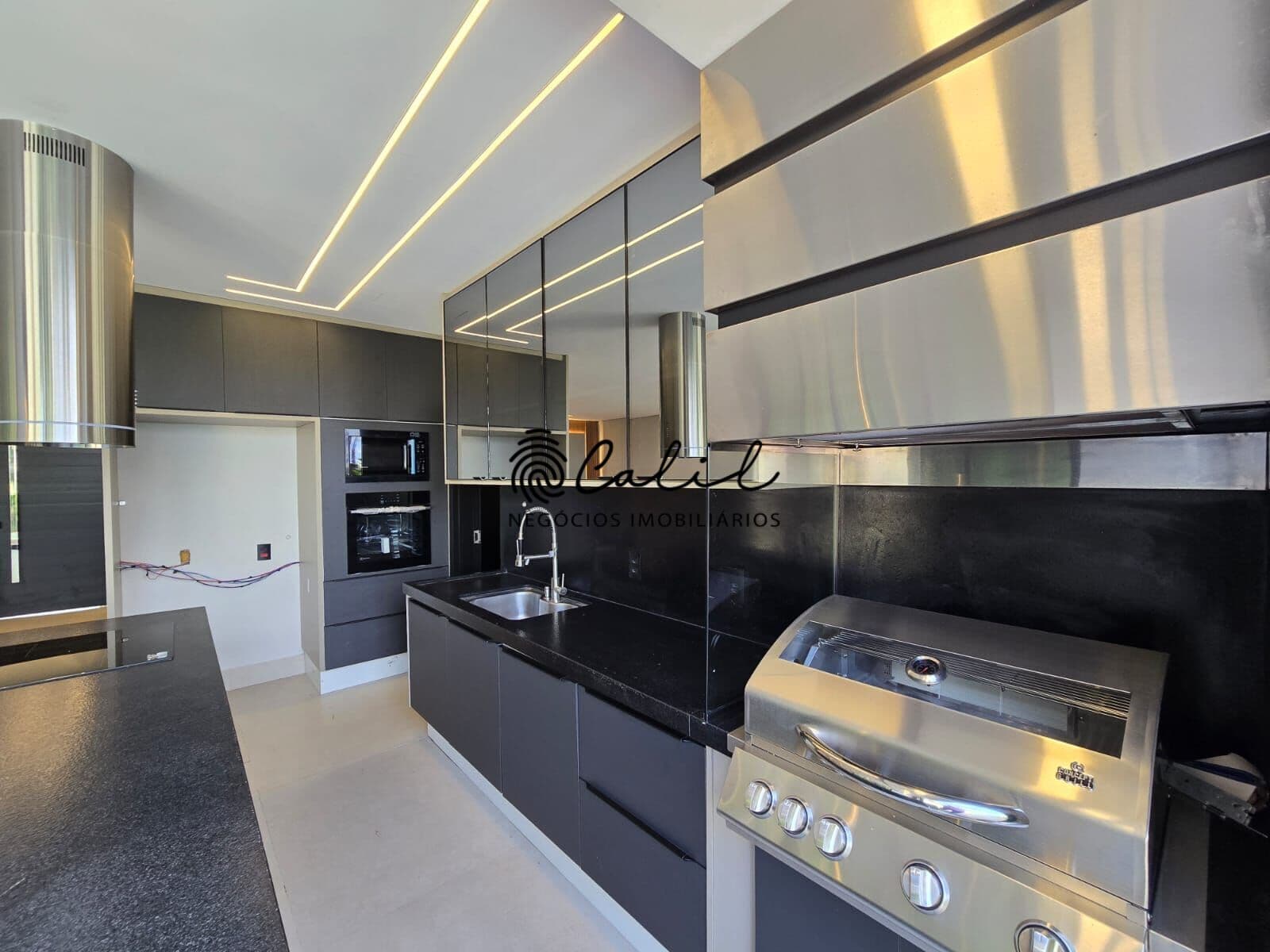 Sobrado em condomínio na Vila do Golf com área gourmet integrada e piscina – 230 m² de construção