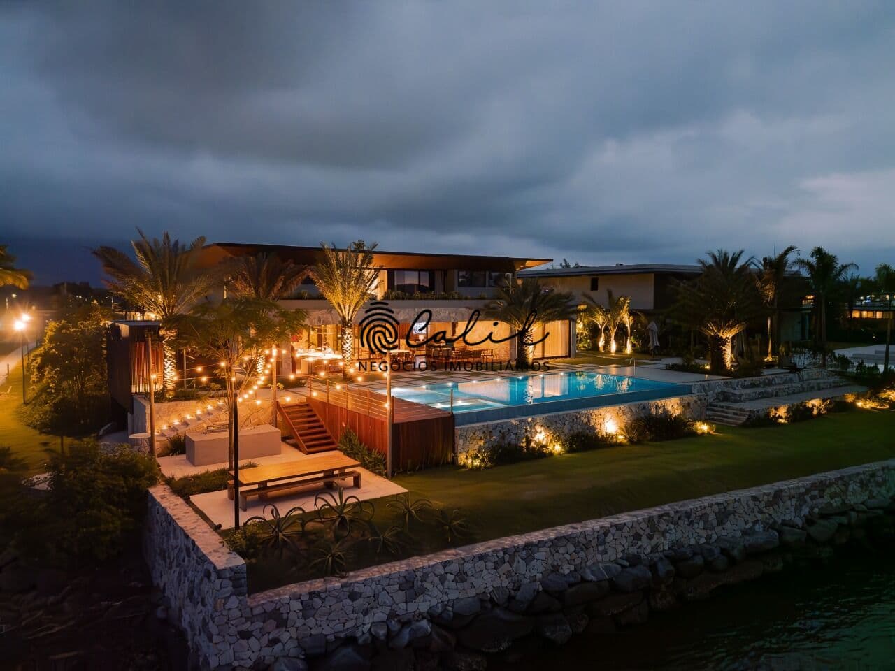 Casa de frente para o mar com deck para embarcações com 8 suítes, 1300m² à venda por R$ 55.000.000,00 - Condomínio Reserva das Aroeiras, Angra dos Reis/RJ