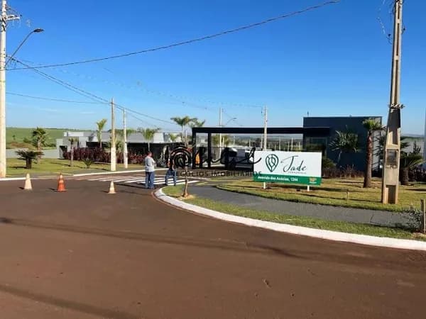 Casa com amplo quintal, 2 quartos, sendo 1 suíte à venda por R$ 330.000,00 - Condomínio Jade, Brodowski/SP