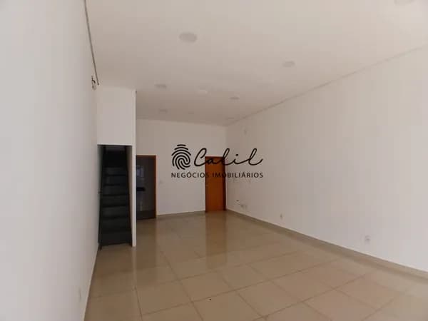 Loja Comercial para Locação no Centro com Vitrine, Mezanino e 40m² de Área Útil