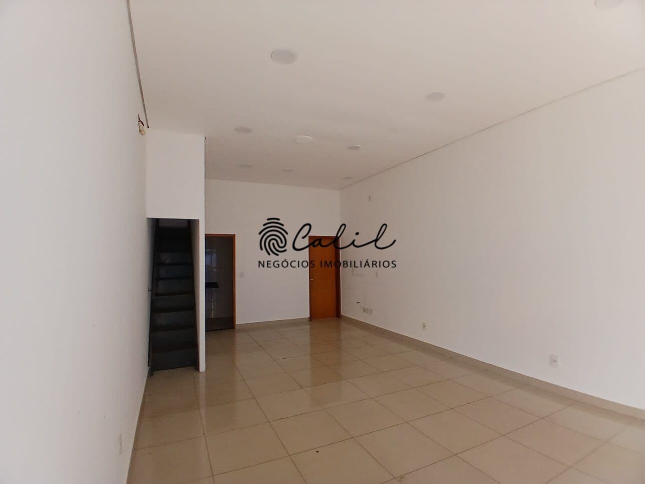Loja Comercial para Locação no Centro com Vitrine, Mezanino e 40m² de Área Útil