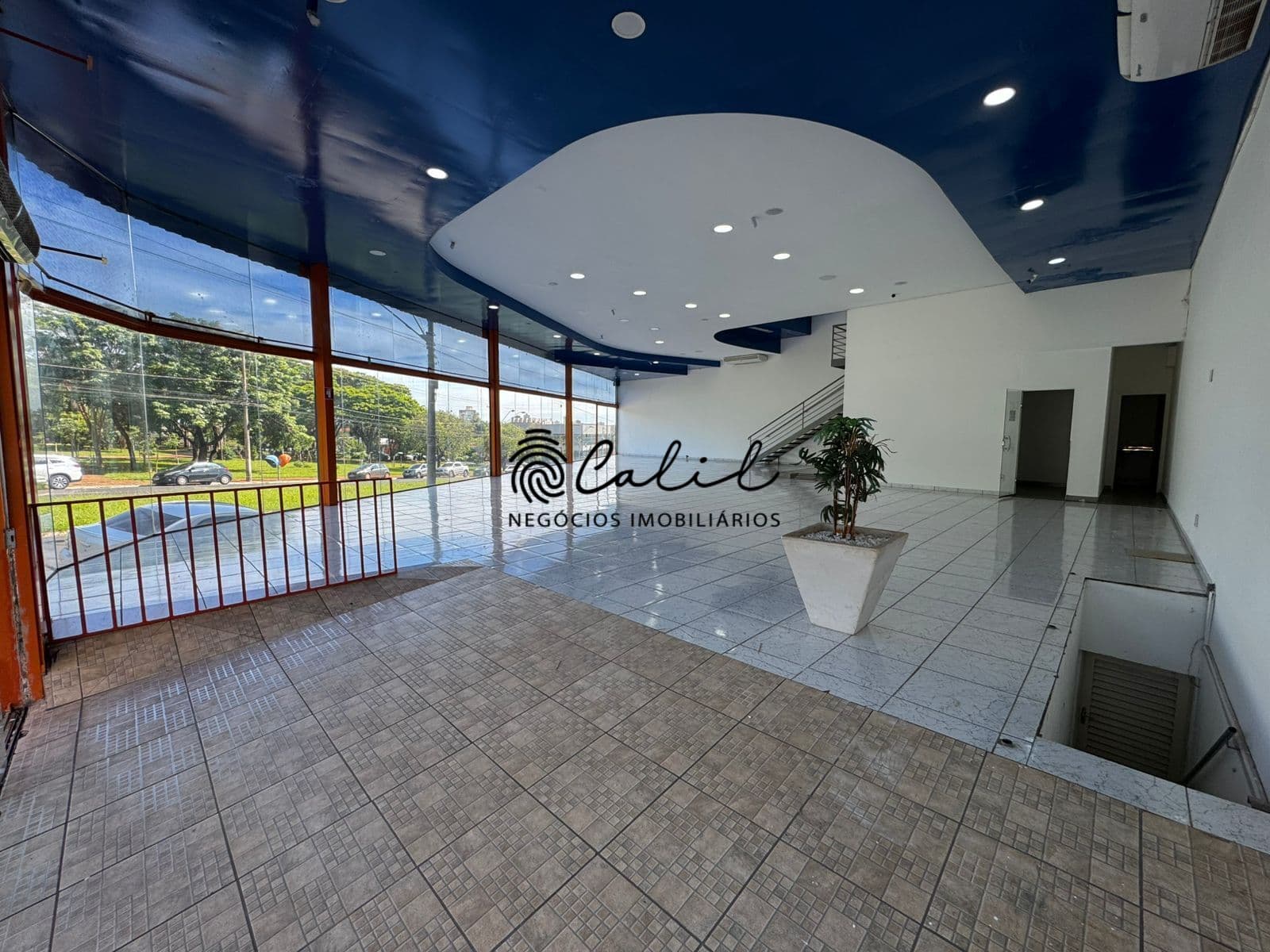 Loja comercial para locação no Jardim São Luiz em Ribeirão Preto com 600 m², vitrine ampla e subsolo integrado