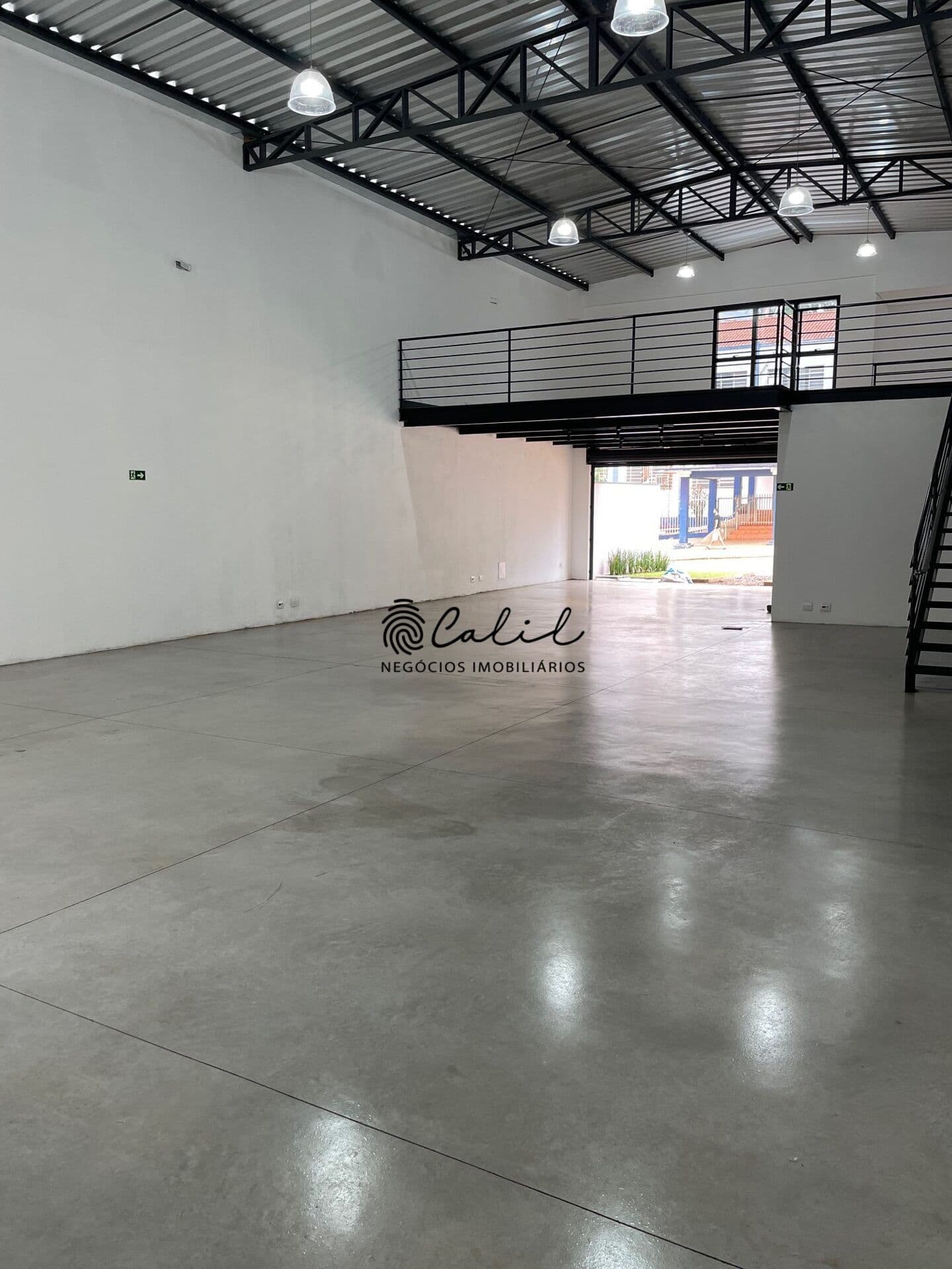 Salão comercial para locação no Jardim Irajá com 300 m² e mezanino
